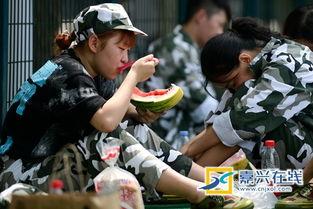 吃瓜军训妹,青春活力与军旅风采的完美融合