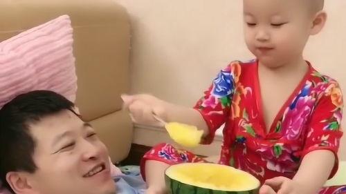 儿子喂爸爸吃瓜,儿子喂爸爸吃瓜,温馨瞬间感动网友 第2张 儿子喂爸爸吃瓜,儿子喂爸爸吃瓜,温馨瞬间感动网友 第2张